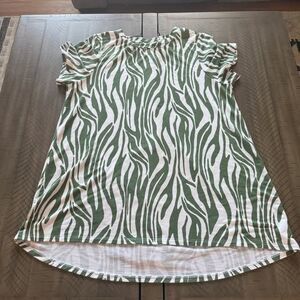 Crown & Ivy Zebra Print Top Women’s Large Green White